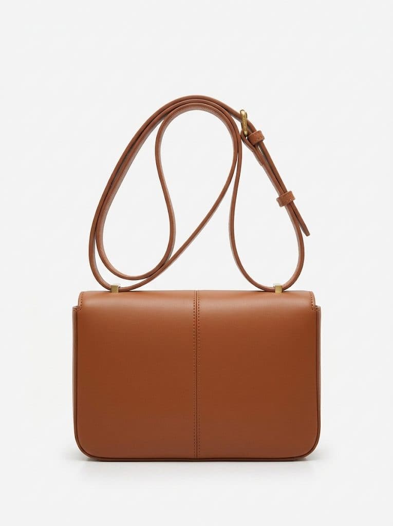 Bolso cruzado café, detalle